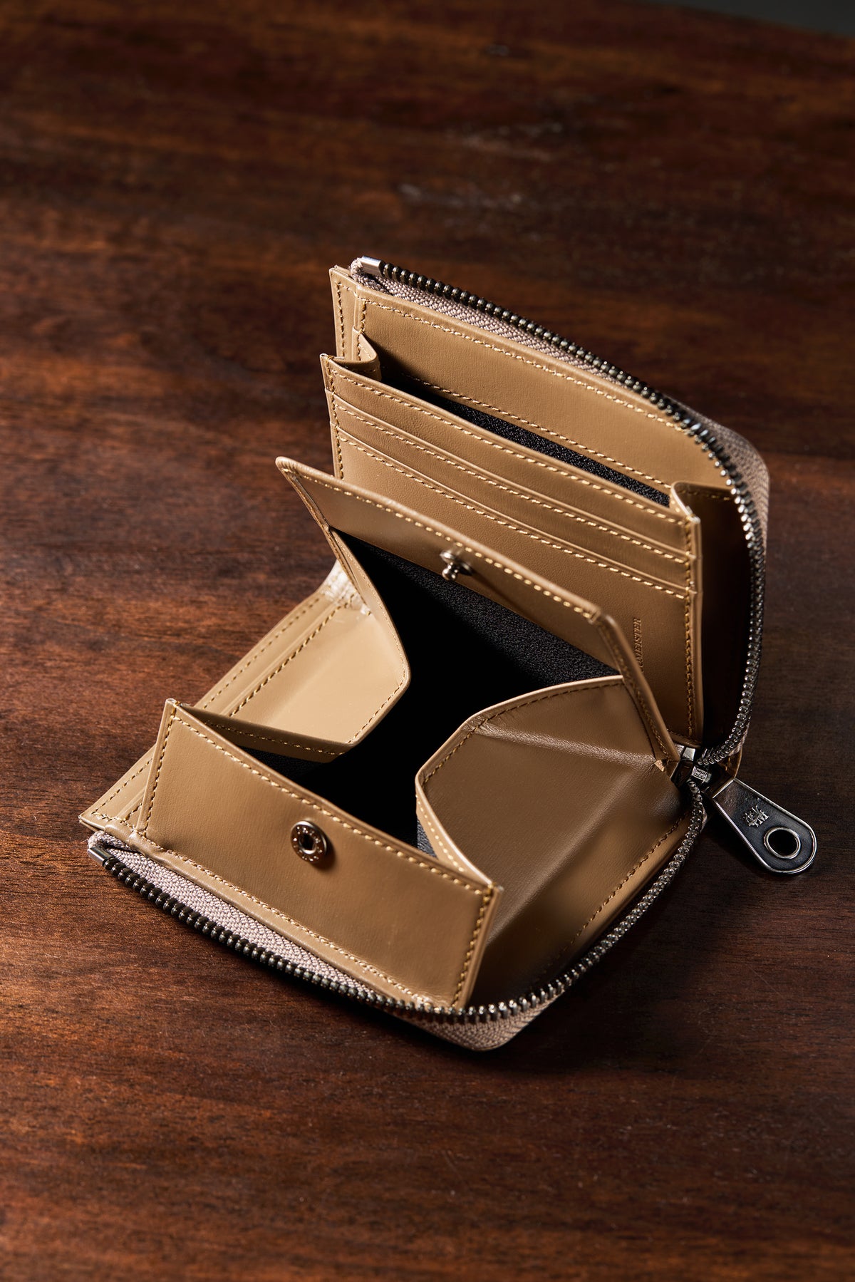BOX型の小銭入れを開いた、クリスペルカーフ コンパクトウォレット。